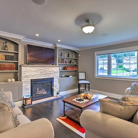 Long Island Apartment With Balcony About 25 Mi To Nyc